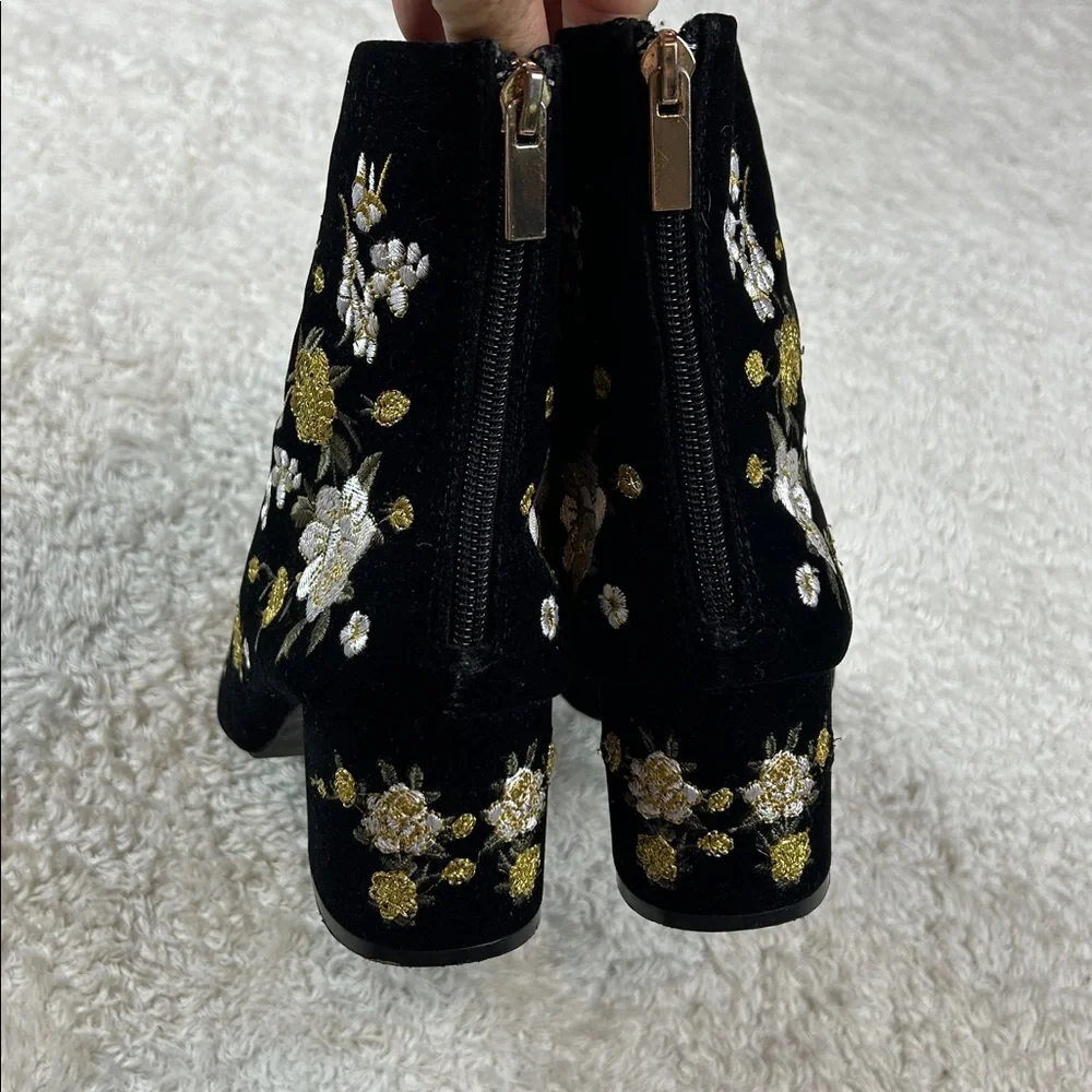 Forever 21 black floral embroidered booties, size‎ 8